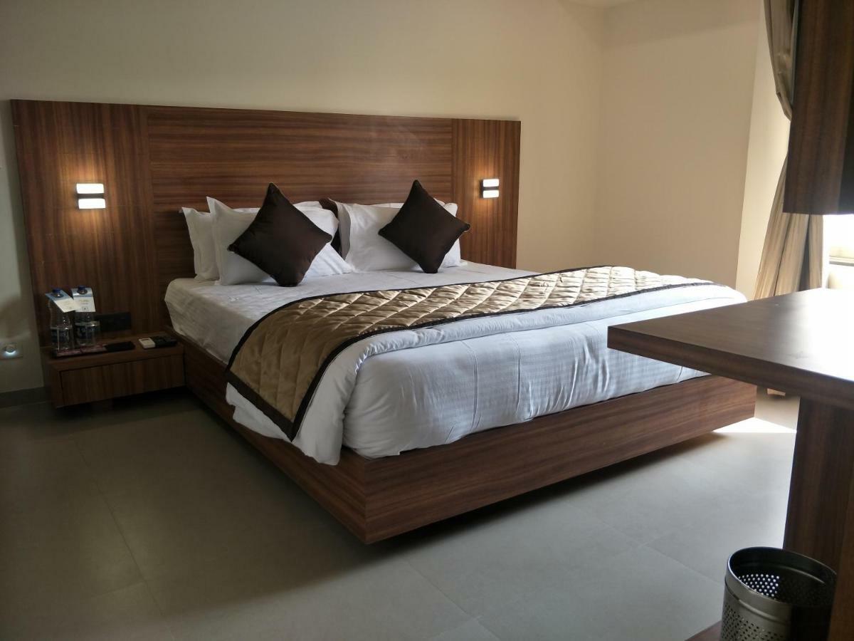 Kyriad Hotel Solapur By Othpl Ngoại thất bức ảnh