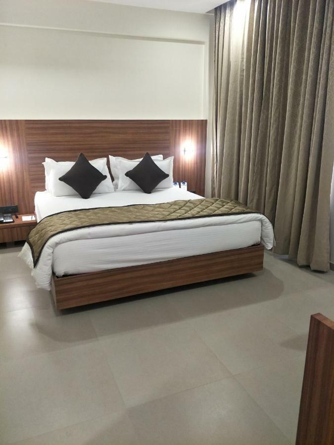 Kyriad Hotel Solapur By Othpl Ngoại thất bức ảnh