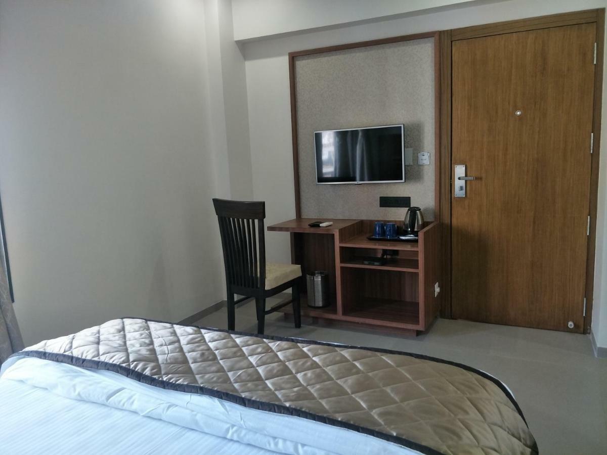 Kyriad Hotel Solapur By Othpl Ngoại thất bức ảnh