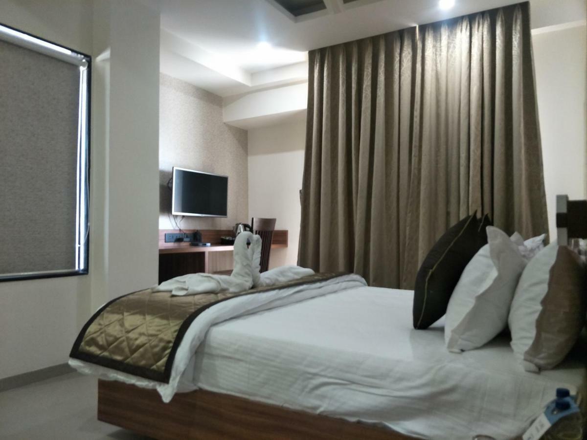 Kyriad Hotel Solapur By Othpl Ngoại thất bức ảnh
