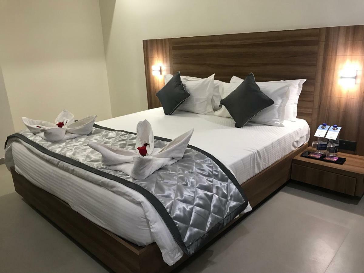 Kyriad Hotel Solapur By Othpl Ngoại thất bức ảnh